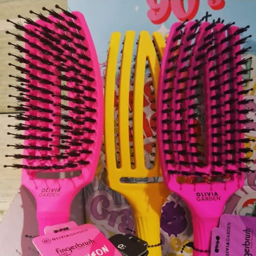 Roze en gele borstels van Olivia Garden in de salon.