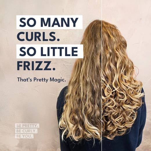 Campagnebeeld van Pretty Curly Girl met lange blonde krullen en de tekst: So many curls. So little frizz. That’s Pretty Magic.