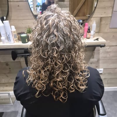 Na Curl on Curl: hetzelfde haar met gedefinieerde krullen.