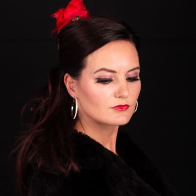 Dezelfde make-up met de ogen neergeslagen.