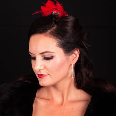 Dezelfde make-up, het gezicht schuin naar beneden.